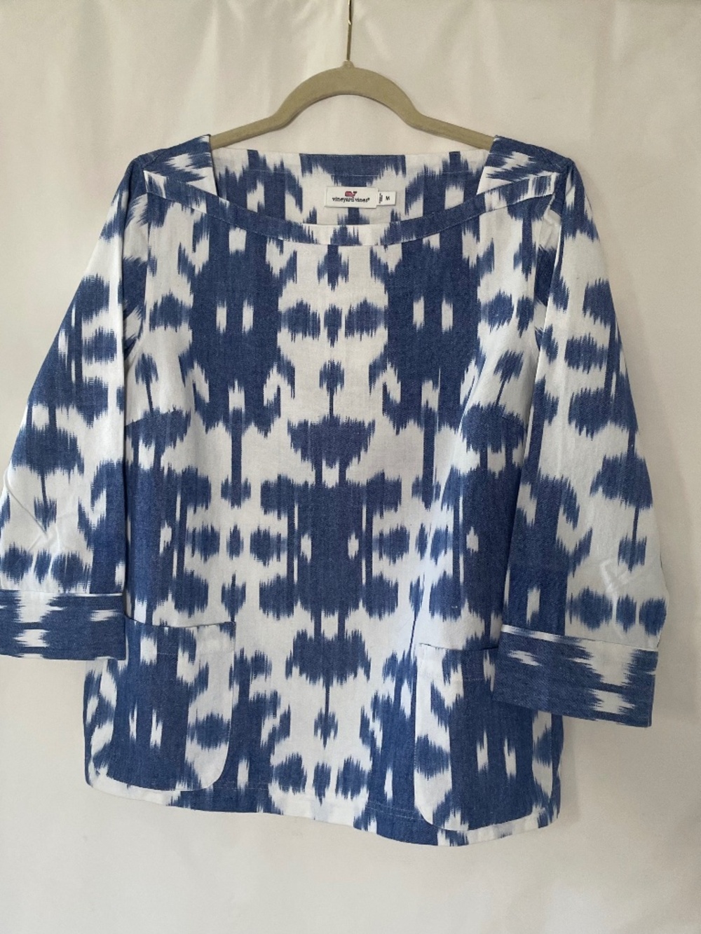 Vineyard Vine Size:M Top, Color: navy blue and white